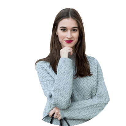 Frau schaut interessiert