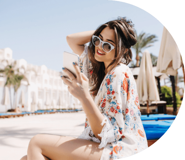 Escort Dame am Pool checkt ihr Handy