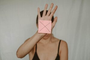 Escort Dame mit verstecktem Gesicht