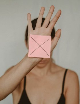 Escort Dame mit verstecktem Gesicht